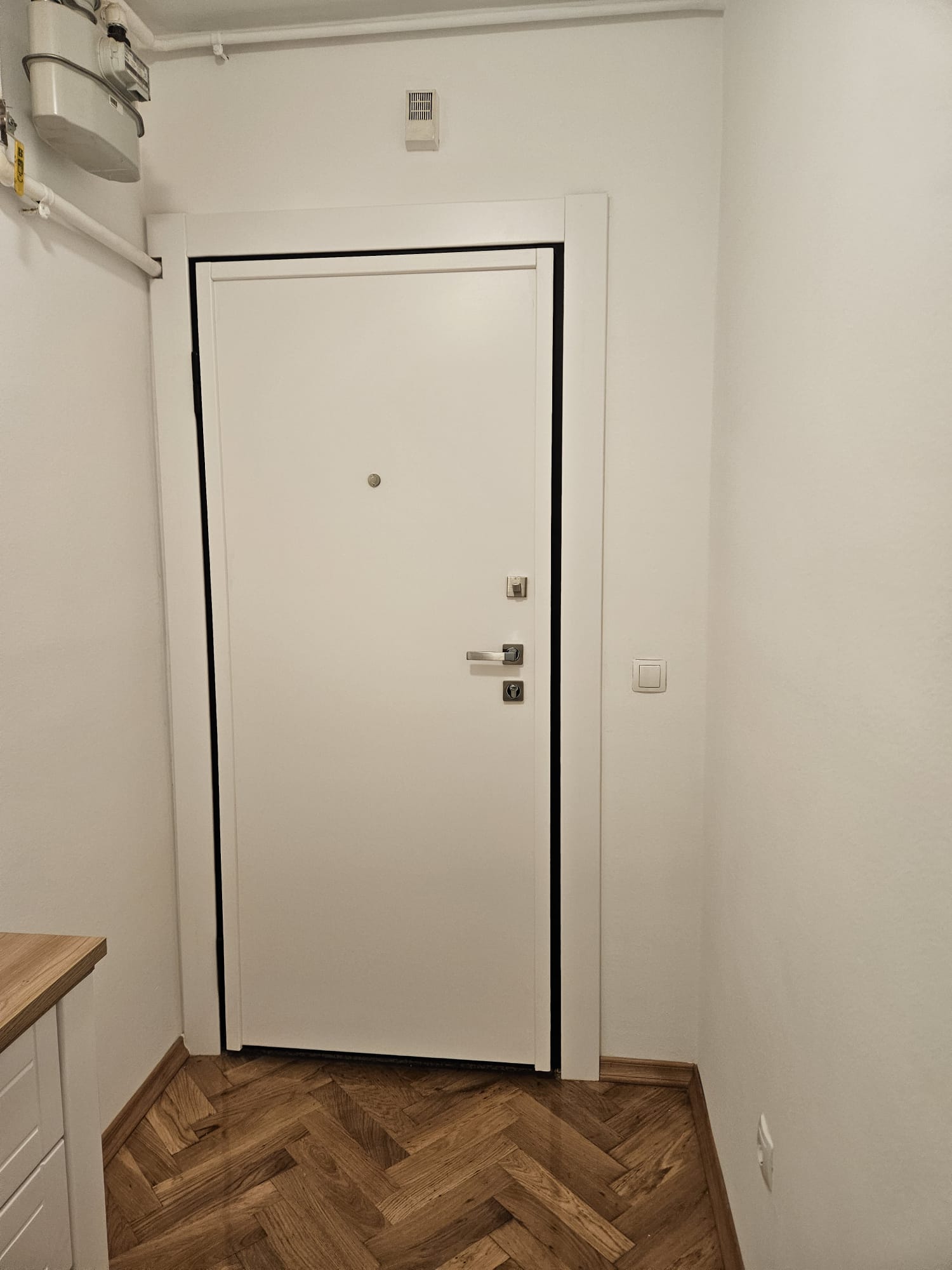 Bijela ulazna vrata